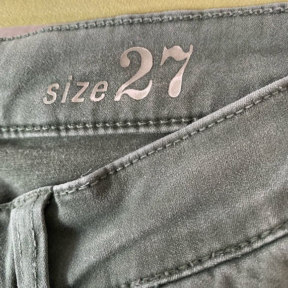 J.Crew Toothpick distressed army green pants. Size 27 - Picture 6 of 9